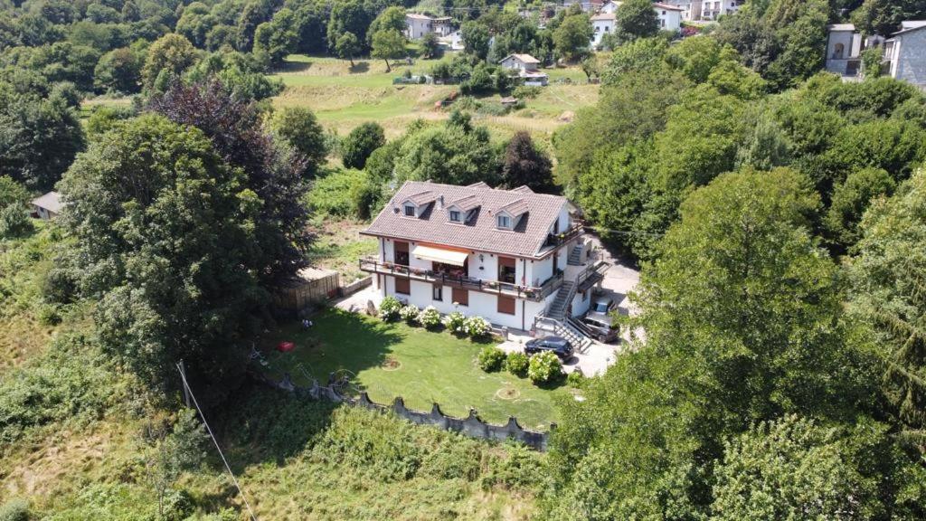 Villa Immersa Nel Verde A Lanzo dʼIntelvi Exterior foto